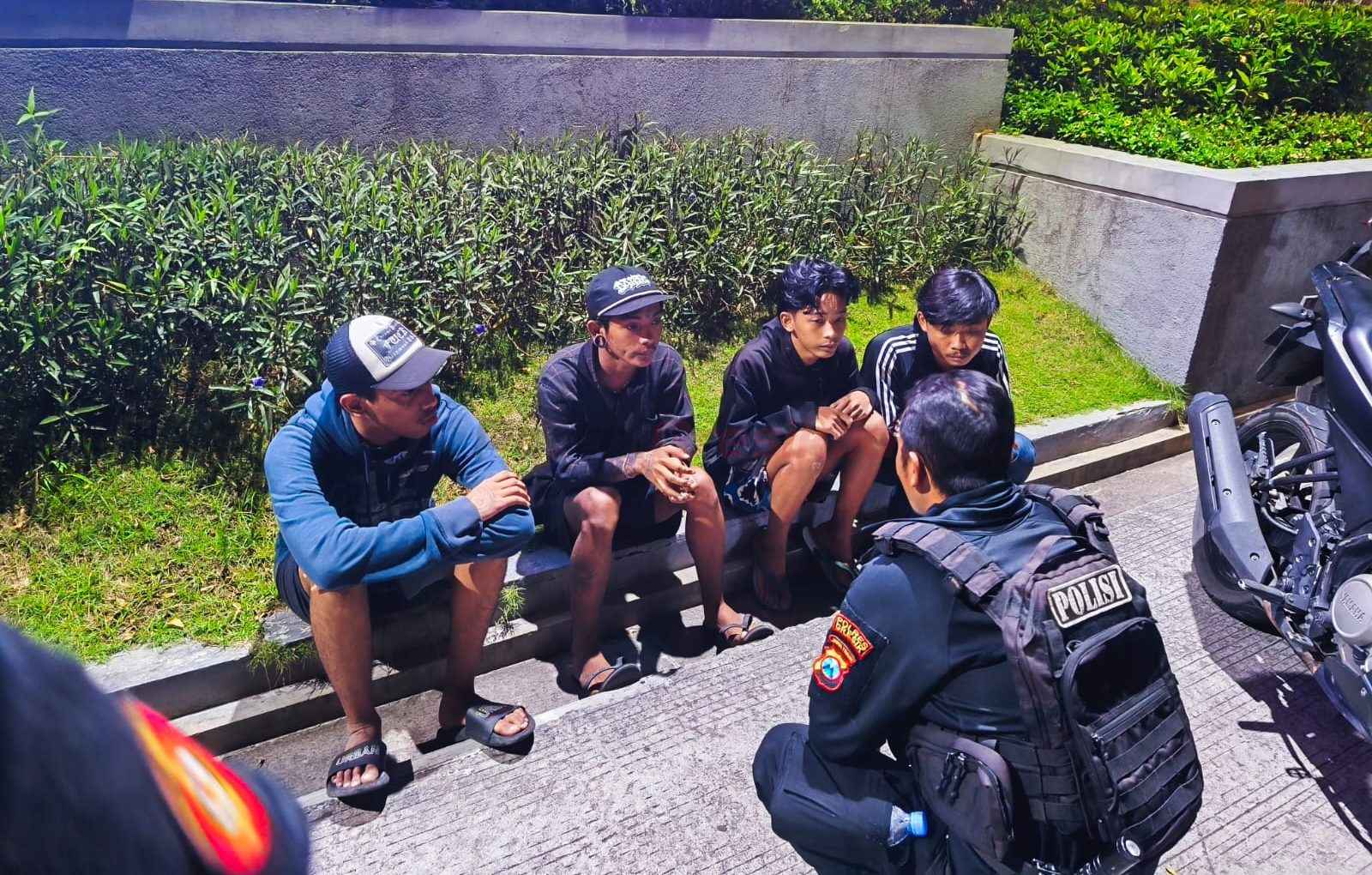 4 Remaja diketahui membawa sebilah celurit Panjang hendak melakukan tawuran , saat diamankan oleh Tim Raimas Kalam Munyeng Polres Gresik