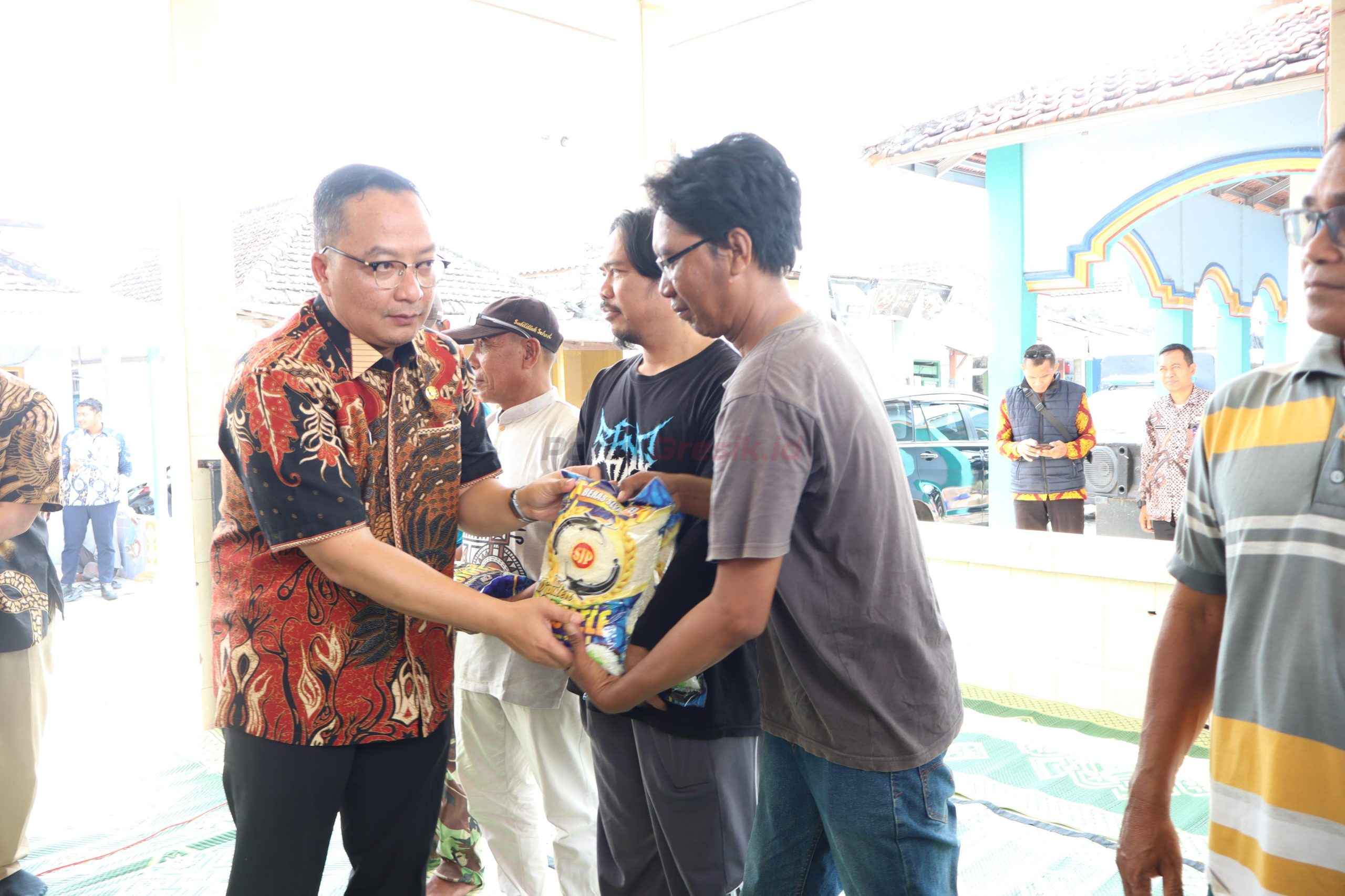 Wakil Bupati Gresik sekaligus Ketua DPC Partai Gerindra Gresik Asluchul Alif (Baju Batik)