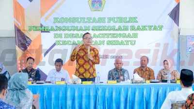 Plt Bupati Gresik, Asluchul Alif, saat memimpin rapat konsultasi publik pembangunan Sekolah Rakyat di Pendopo Kantor Kecamatan Sidayu, Kamis (8/5/2025).