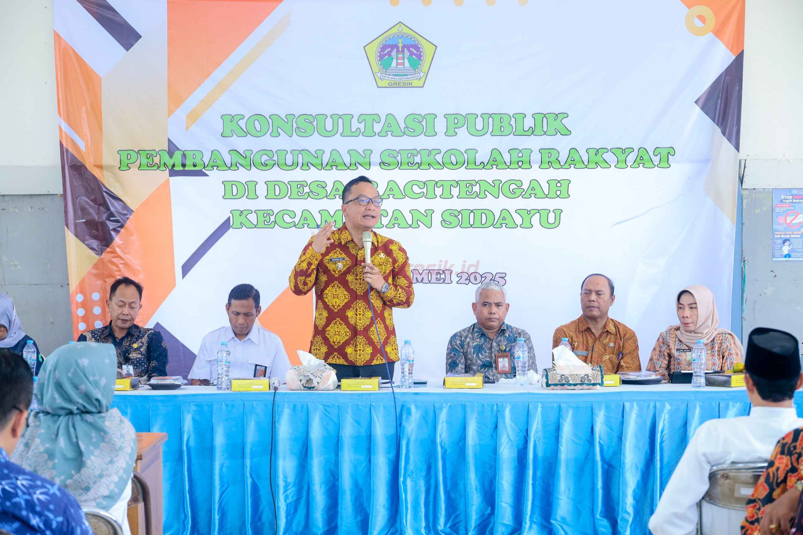 Plt Bupati Gresik, Asluchul Alif, saat memimpin rapat konsultasi publik pembangunan Sekolah Rakyat di Pendopo Kantor Kecamatan Sidayu, Kamis (8/5/2025).