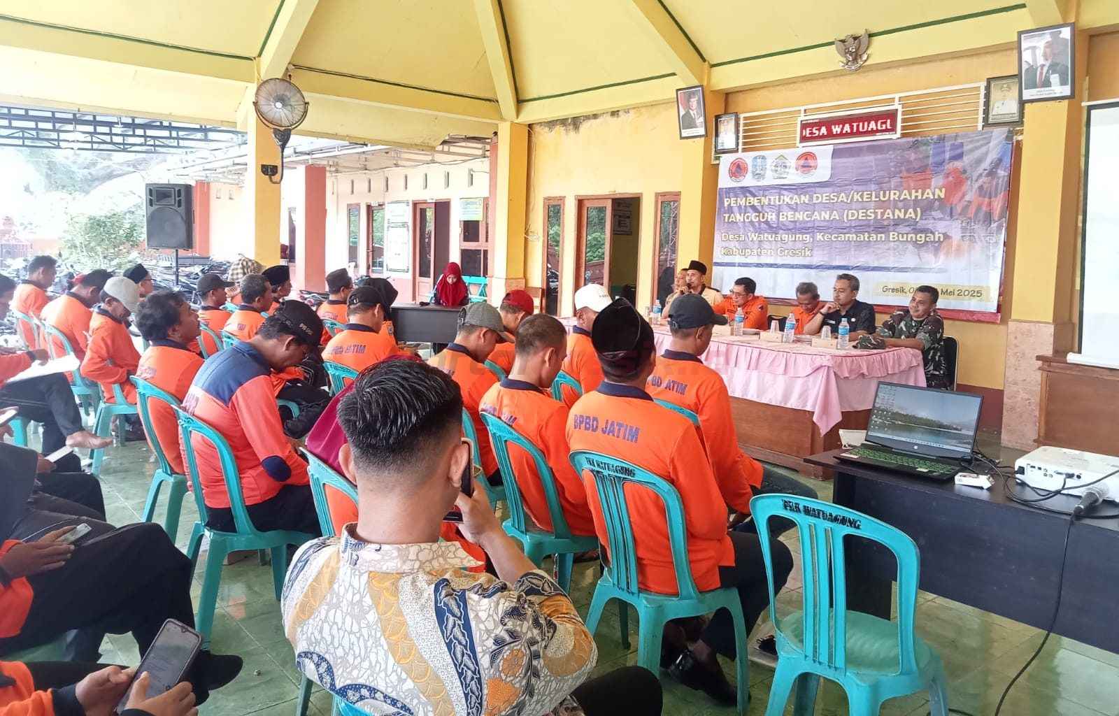 Kepala Pelaksana BPBD (Badan Penanggulangan Bencana Daerah) Provinsi Jawa Timur (Jatim) Gatot Soebroto, SE., M.PSDM menggelar kegiatan Pembentukan dan Pelatihan Desa Tangguh Bencana (Destana) di Desa Watuagung, Pulau Mengare, Kecamatan Bungah, Kabupaten Gresik, Kamis (8/5/2025).