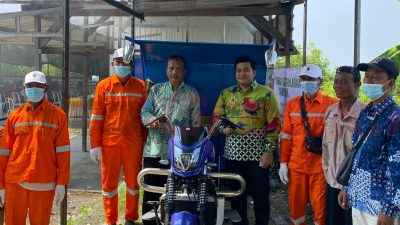 Ketua DPRD Gresik Serahkan Langsung Serahkan Motor Sampah, Desa Tanggulrejo Siap Tingkatkan Pengelolaan Sampah Rumah Tangga