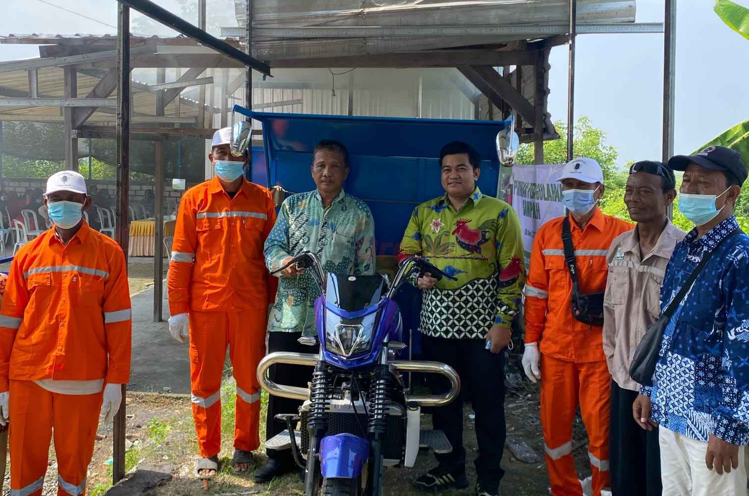 Ketua DPRD Kabupaten Gresik, M Syahrul Munir serahkan langsung kendaraan operasional pengangkut sampah di Desa Tanggulrejo pada, Kamis (8/5/2025).