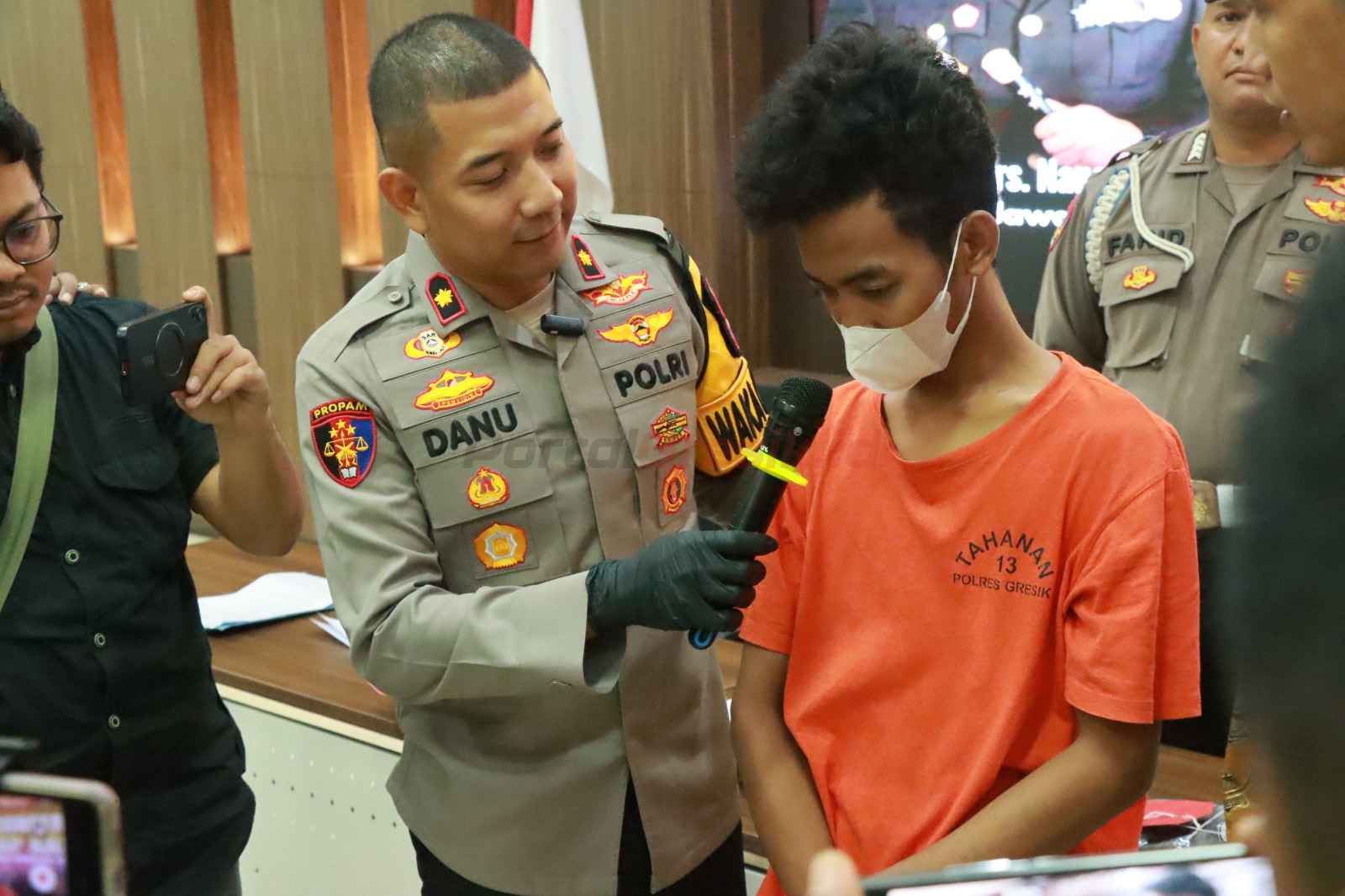 Pelaku berinisial FA alias Sogol (20), asal Benjeng saat diamankan di Mapolres Gresik