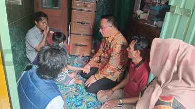 Wakil Bupati Gresik Asluchul Alif Kunjungi Rumah Warga yang Memohon Bantuan Kursi Roda