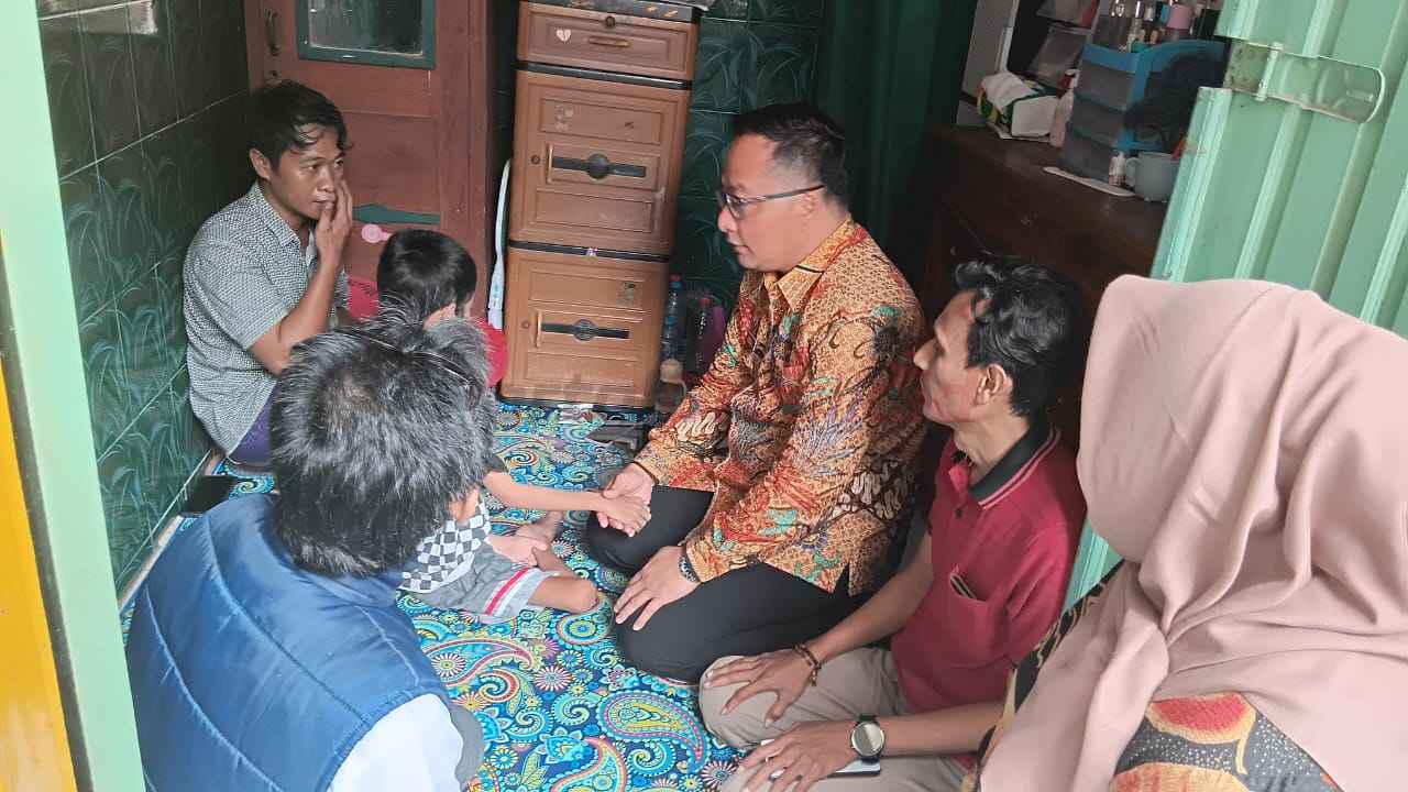 Wakil Bupati Gresik Asluchul Alif Kunjungi Rumah Warga yang Memohon Bantuan Kursi Roda