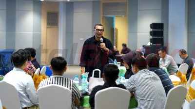 Staff Khusus Menteri BUMN Arya Sinulingga memberikan paparan tentang pentingnya optimalisasi pemanfaatan teknologi digital dan AI yang digelar di Palm Park Hotel, Surabaya, Jawa Timur, pada 25 April 2025.