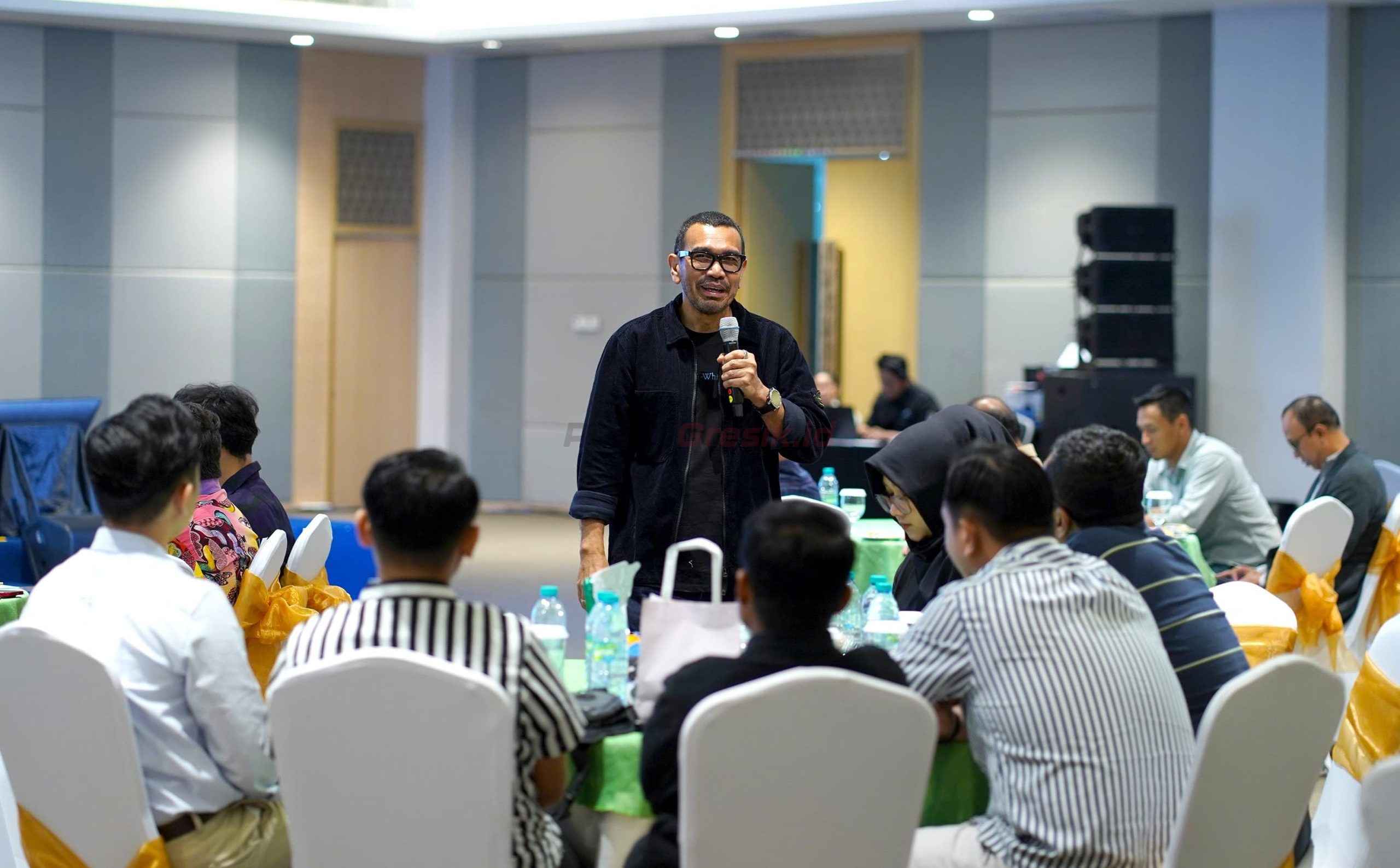 Staff Khusus Menteri BUMN Arya Sinulingga memberikan paparan tentang pentingnya optimalisasi pemanfaatan teknologi digital dan AI yang digelar di Palm Park Hotel, Surabaya, Jawa Timur, pada 25 April 2025.