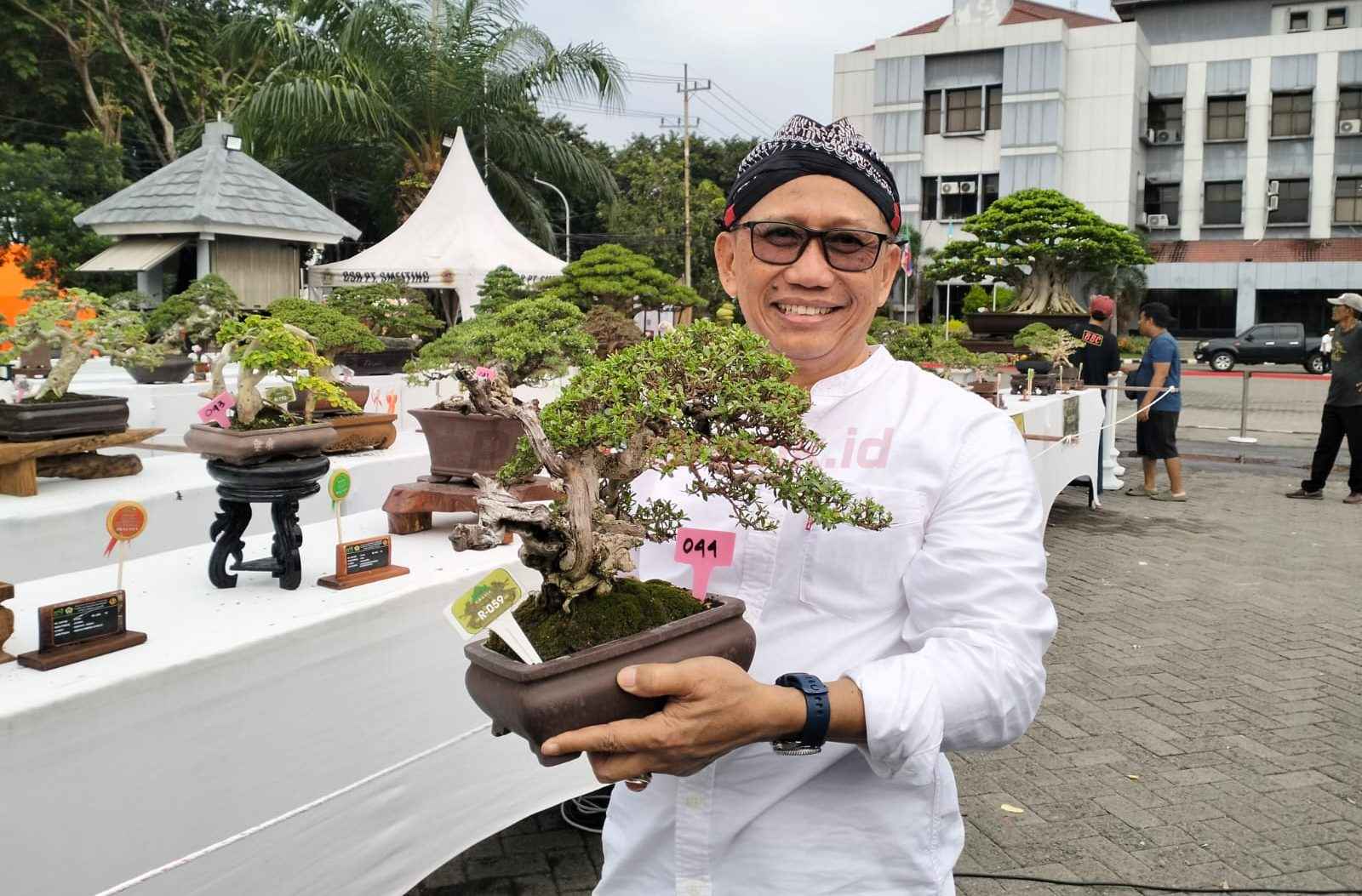 Gus Sonhaji, salah satu penghobi bonsai asal Desa Surowiti Kecamatan Panceng Kabupaten Gresik