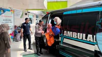 Tim kesehatan dari Polres Gresik saat membawa Bayi Mahesa ke RS Ibnu Sina Gresik