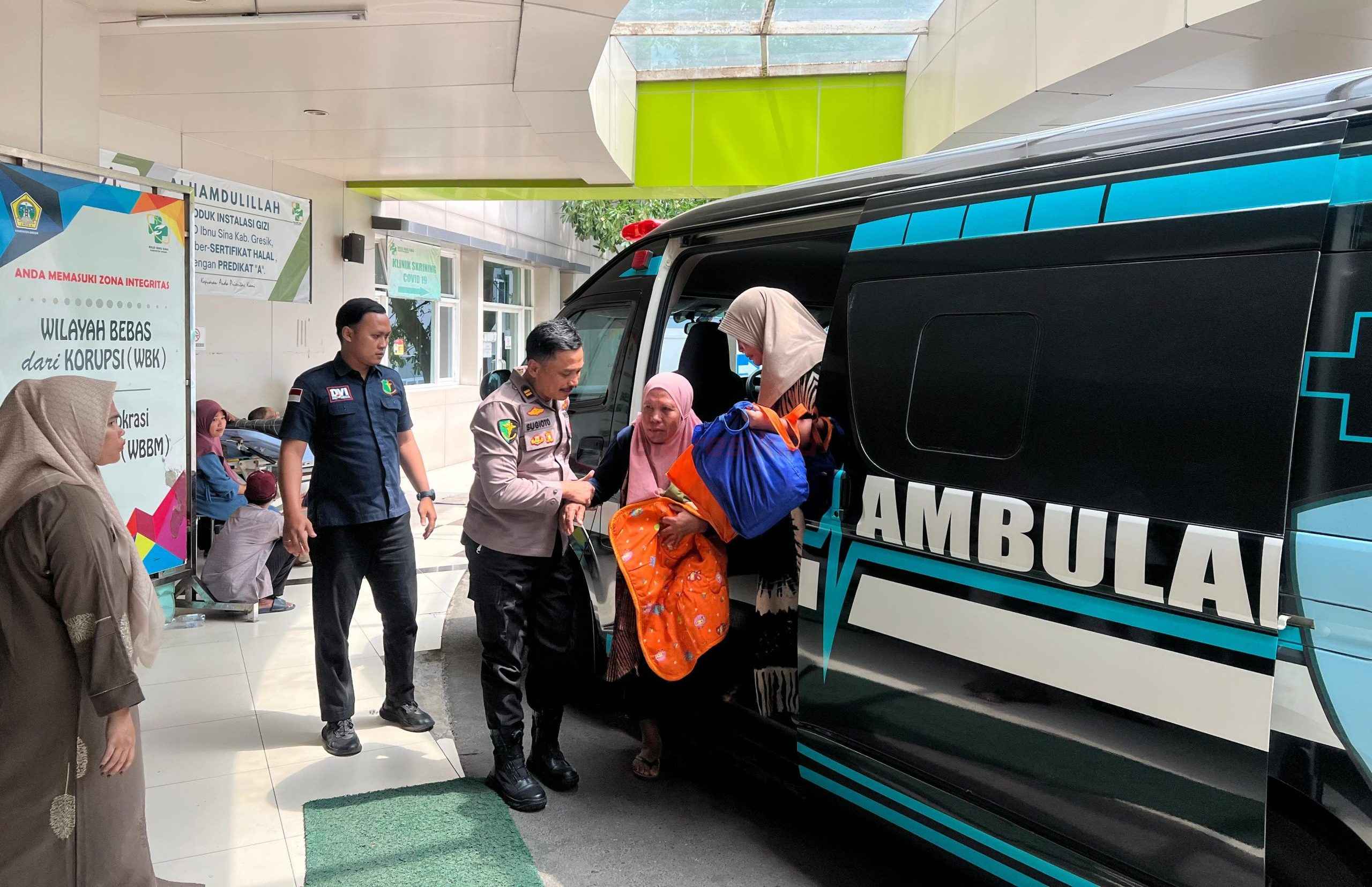 Tim kesehatan dari Polres Gresik saat membawa Bayi Mahesa ke RS Ibnu Sina Gresik