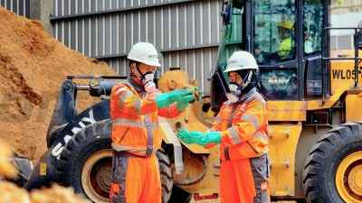 Fasilitas penyimpanan biomassa sekam padi untuk diolah menjadi bahan bakar alternatif di Pabrik Narogong, Jawa Barat.