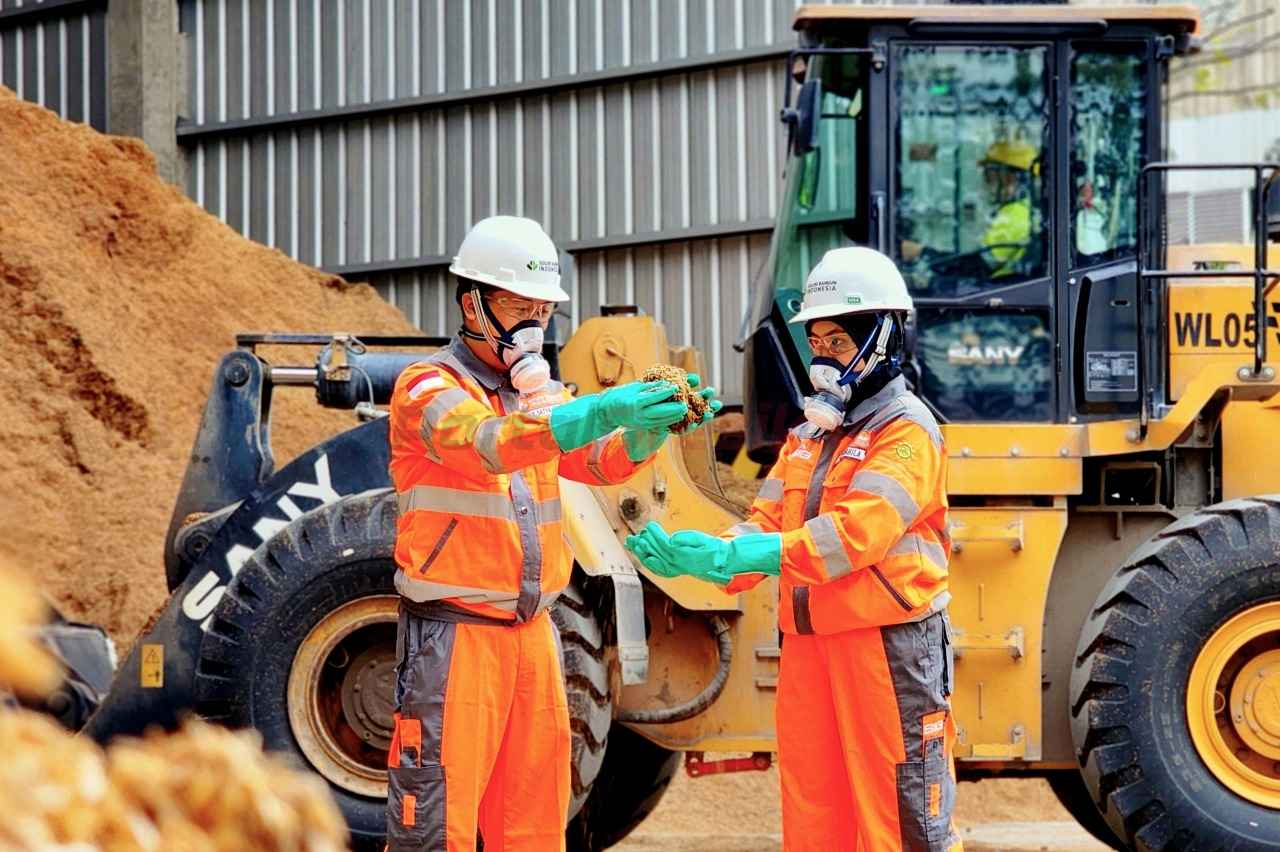 Fasilitas penyimpanan biomassa sekam padi untuk diolah menjadi bahan bakar alternatif di Pabrik Narogong, Jawa Barat.