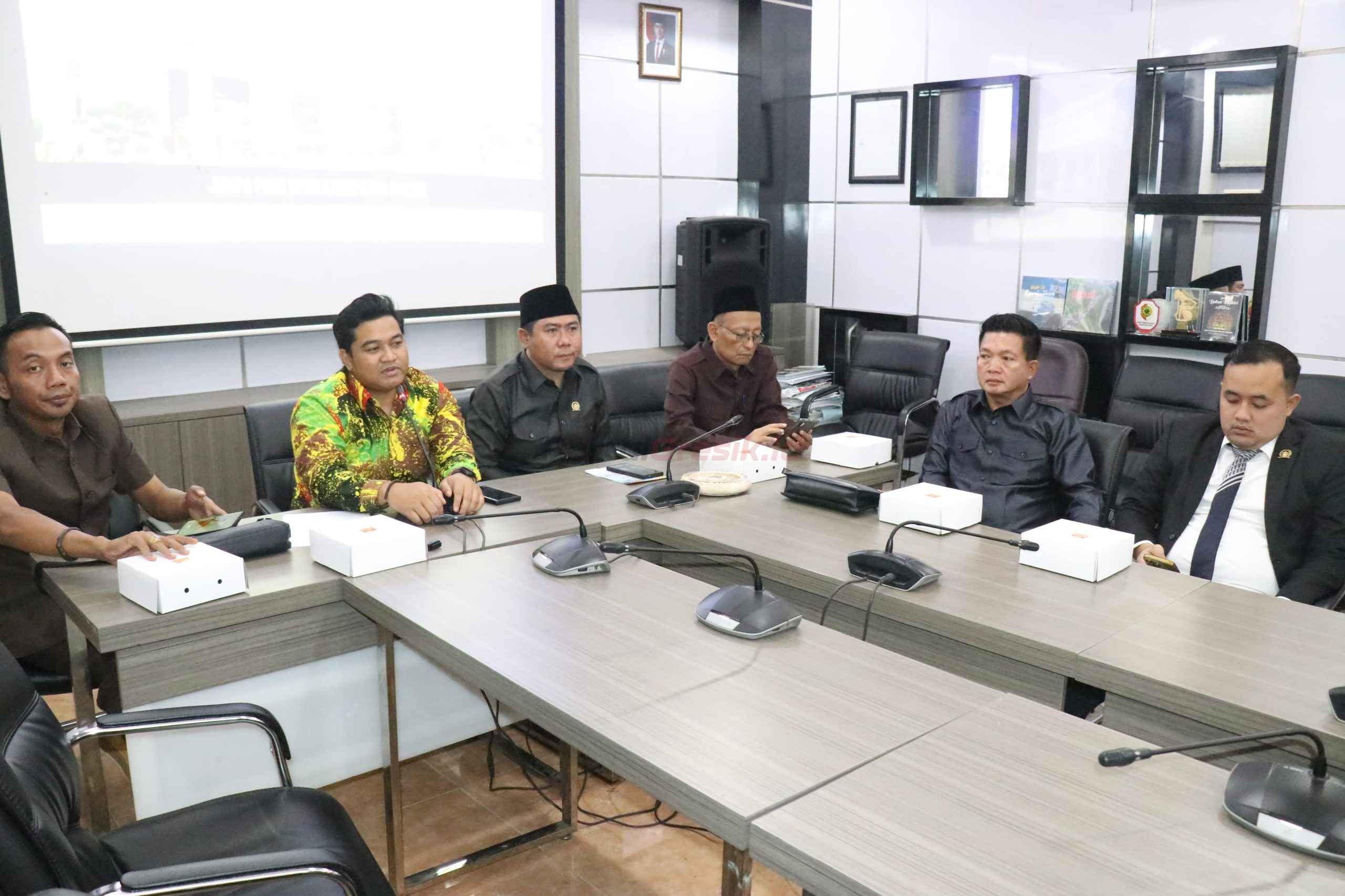 Jajaran Pimpinan dan Anggota Komis IV DPRD Gresik saat melakukan rapat koordinasi.