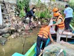 Bersih-Bersih Kali Lamong, Pemdes Sukorejo Ajak Warga dan Mahasiswa Turun ke Sungai