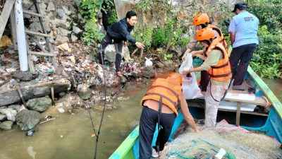 Pemerintah Desa Sukorejo, Kecamatan Kebomas, bersama Dinas Lingkungan Hidup (DLH) dan Badan Penanggulangan Bencana Daerah (BPBD) Kabupaten Gresik menggelar aksi bersih-bersih sampah di kawasan Kali Lamong, Sabtu pagi (17/05/2025).