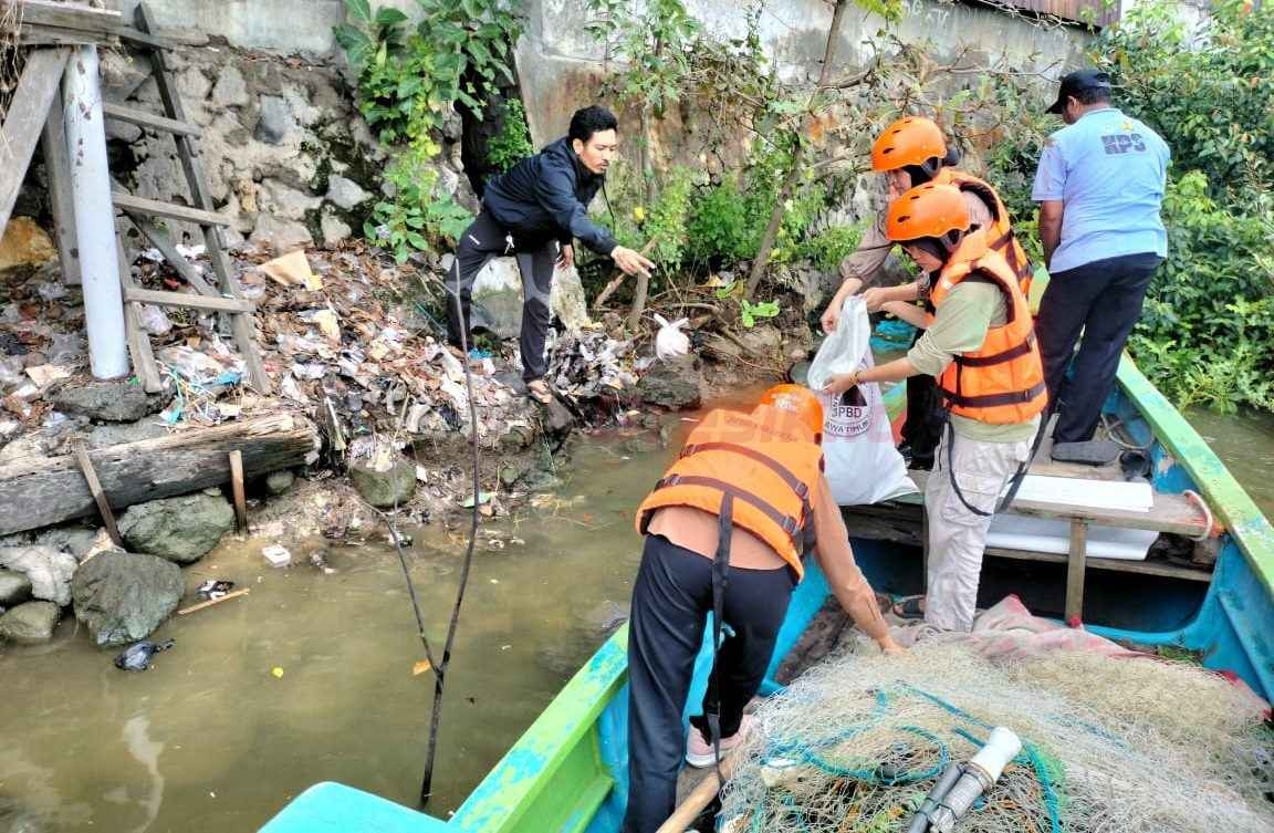 Pemerintah Desa Sukorejo, Kecamatan Kebomas, bersama Dinas Lingkungan Hidup (DLH) dan Badan Penanggulangan Bencana Daerah (BPBD) Kabupaten Gresik menggelar aksi bersih-bersih sampah di kawasan Kali Lamong, Sabtu pagi (17/05/2025).