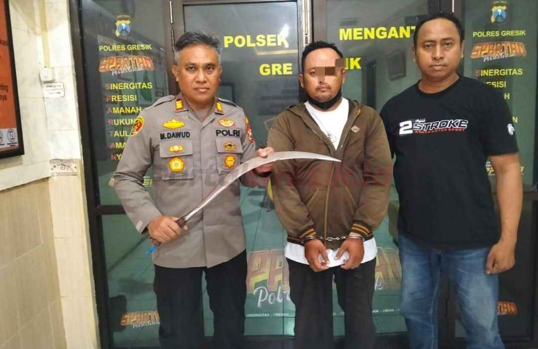 Tersangka pelaku penganiayaan MAK (38) tahun saat diamankan oleh Unit Reskrim Polsek Menganti Polres Gresik