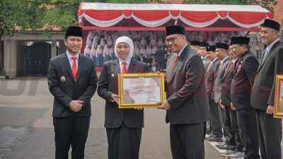 Gubernur Jawa Timur, Khofifah Indar Parawansa, dan diterima oleh Sekretaris Daerah Kabupaten Gresik, Achmad Washil Miftahul Rachman, pada upacara peringatan Hari Kebangkitan Nasional di Gedung Negara Grahadi, Surabaya