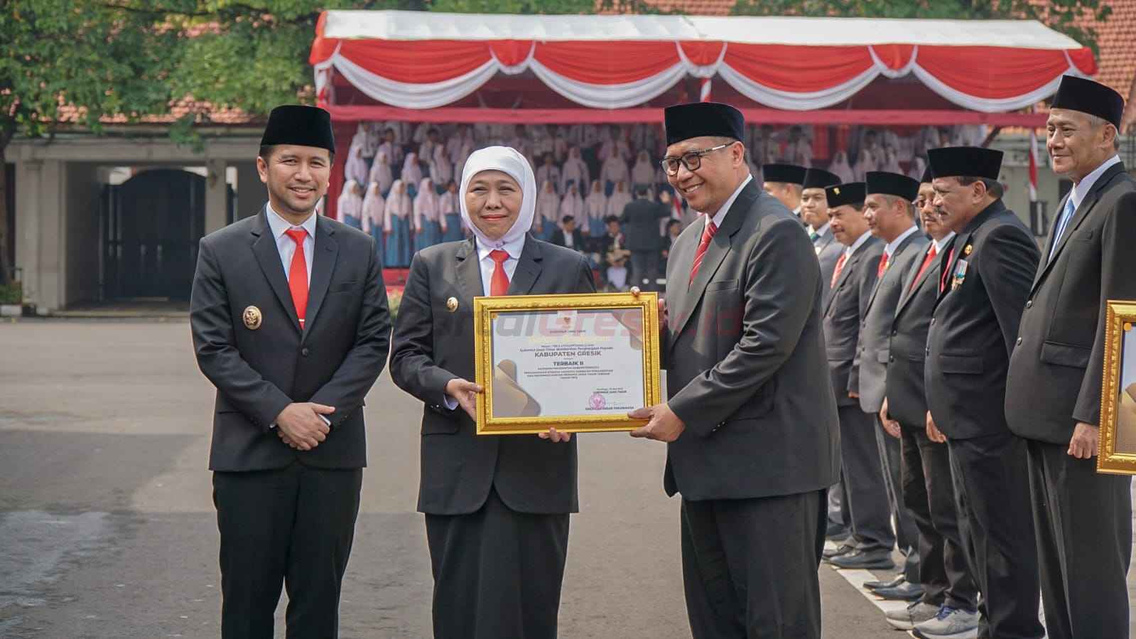 Gubernur Jawa Timur, Khofifah Indar Parawansa, dan diterima oleh Sekretaris Daerah Kabupaten Gresik, Achmad Washil Miftahul Rachman, pada upacara peringatan Hari Kebangkitan Nasional di Gedung Negara Grahadi, Surabaya