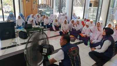 Satresnarkoba Polres Gresik menggelar kegiatan sosialisasi di lingkungan sekolah pada Senin, 19 Mei 2025, bertempat di MTS dan MA Roudlotul Hikmah, Desa Banjarsari, Kecamatan Cerme, Kabupaten Gresik.