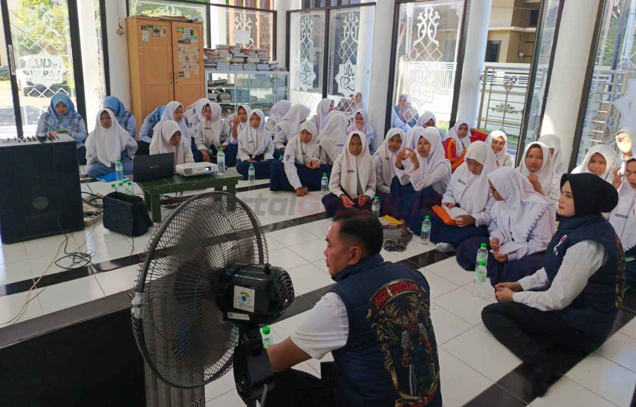 Satresnarkoba Polres Gresik menggelar kegiatan sosialisasi di lingkungan sekolah pada Senin, 19 Mei 2025, bertempat di MTS dan MA Roudlotul Hikmah, Desa Banjarsari, Kecamatan Cerme, Kabupaten Gresik.