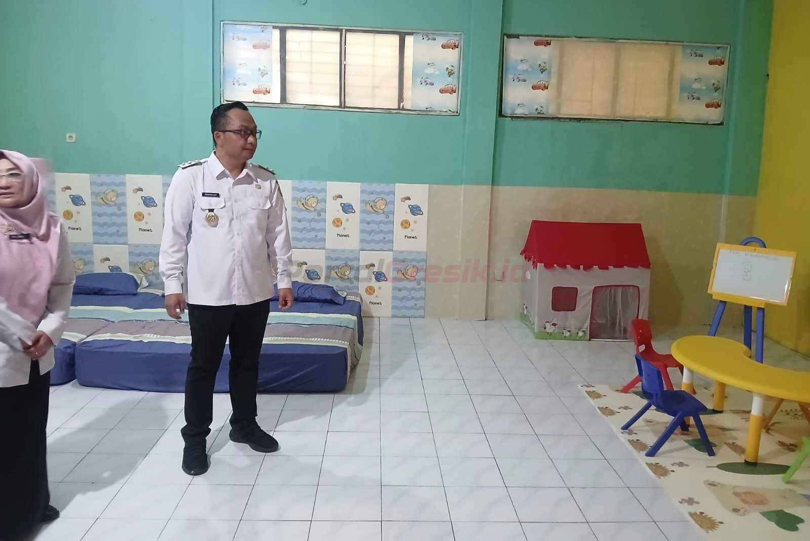 Plt Bupati Gresik Asluchul Alif saat melakukan peninjauan Tempat Penitipan Anak (TPA) Masmundari, di Gedung eks UPT Dinas Pendidikan Kecamatan Gresik, Jalan Jaksa Agung Suprapto No 5, Kelurahan Sidokumpul Gresik.
