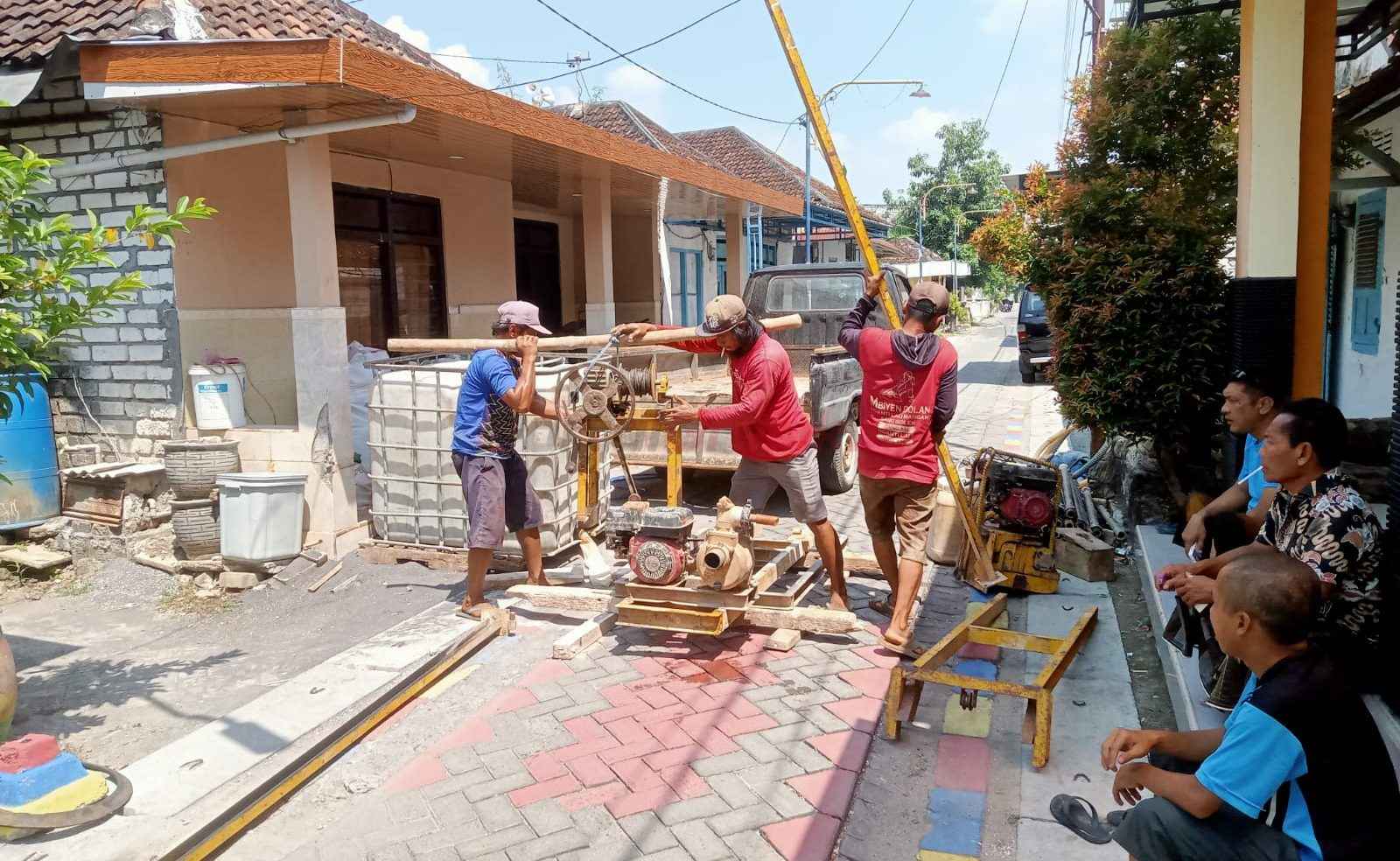 Pembuatan sumur resapan di wilayah perumahan, khususnya di Dusun Pelawean dan Dusun Buyungan.