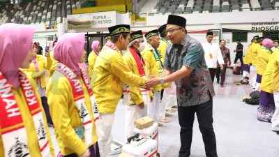 Pelaksana Tugas (Plt) Bupati Gresik, dr. Asluchul Alif saat melakukan pelepasan jamaah haji dari Kelompok Bimbingan Ibadah Haji dan Umrah (KBIHU) Nurul Jannah.