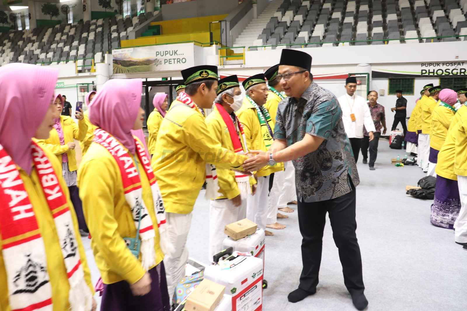 Pelaksana Tugas (Plt) Bupati Gresik, dr. Asluchul Alif saat melakukan pelepasan jamaah haji dari Kelompok Bimbingan Ibadah Haji dan Umrah (KBIHU) Nurul Jannah.