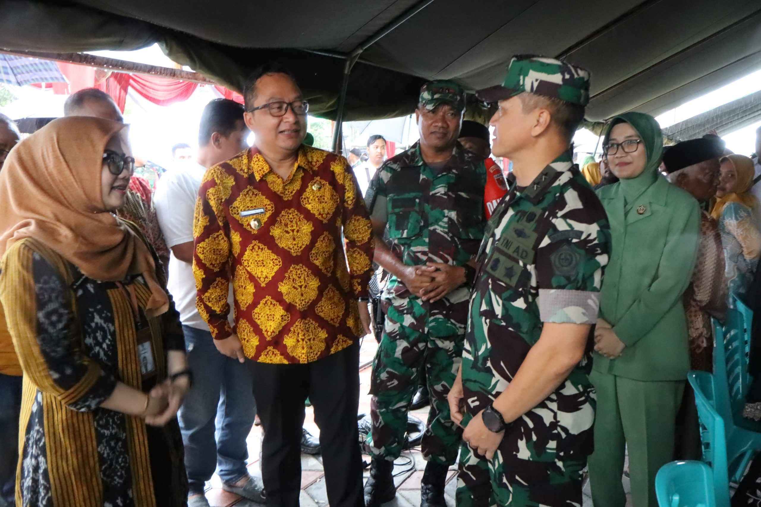 Pelaksana Tugas (Plt) Bupati Gresik, dr. Asluchul Alif, menghadiri kegiatan Pengawasan dan Evaluasi (Wanev) atas pelaksanaan program TNI Manunggal Membangun Desa (TMMD) ke-124 Tahun 2025 di Desa Banter, Kecamatan Benjeng.