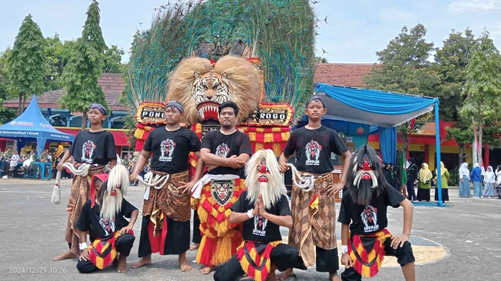 Salah satu penampilan yang dinantikan adalah Reog Sasono Budoyo Sepuluh, kelompok seni binaan SMP Muhammadiyah 10 Melirang, Kecamatan Bungah.