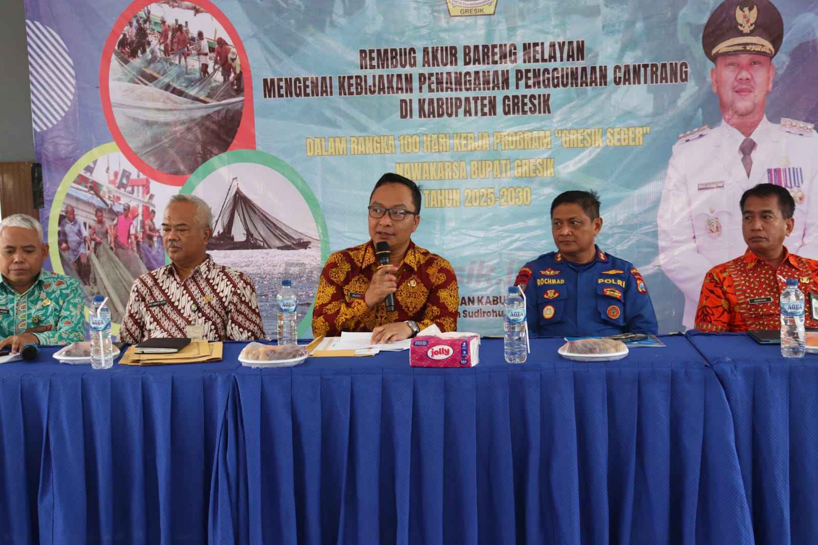 Pemerintah Kabupaten (Pemkab) Gresik melalui Dinas Perikanan menggelar kegiatan Rembuk Akur Bareng Nelayan untuk membahas kebijakan penanganan penggunaan cantrang.
