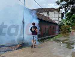 Cegah Wabah Demam Berdarah Pemdes Kepatihan Kecamatan Menganti Lakukan Fogging Mandiri