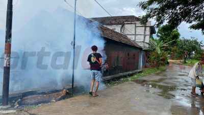 Cegah Wabah Demam Berdarah Pemdes Kepatihan Kecamatan Menganti Lakukan Fogging Mandiri