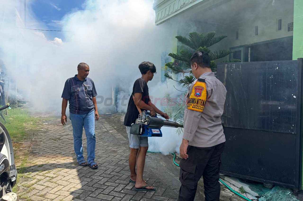 Pemerintah Desa Kepatihan, Kecamatan Menganti, Gresik, melakukan langkah antisipatif dalam mencegah penyebaran Demam Berdarah Dengue (DBD) dengan melaksanakan kegiatan fogging atau pengasapan insektisida secara mandiri.