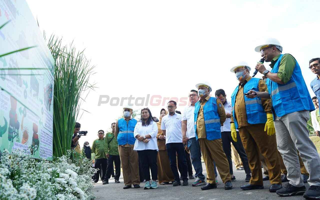 Kepala Dinas Lingkungan Hidup (LH) Kabupaten Jombang, Miftahul Ulum (paling kanan) memberikan penjelasan kepada Bupati Jombang, Warsubi (kedua kanan) mengenai proses produksi RDF hasil olahan sampah di TPA Banjardowo, Kecamatan Kabuh, Kabupaten Jombang, Jawa Timur, pada Senin (19/5/2025).