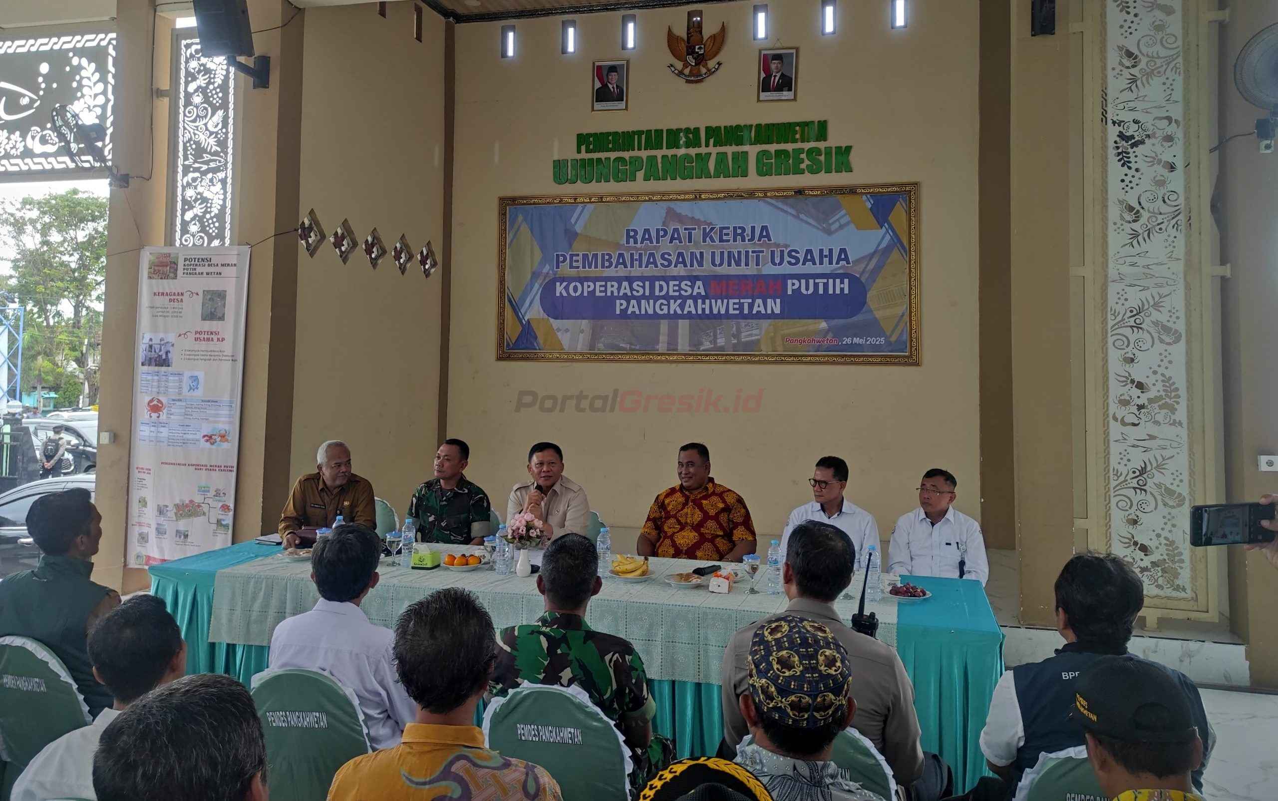 Wakil Menteri Kelautan dan Perikanan sekaligus Ketua Pelaksana Harian IV (Jawa Timur, Bali, Nusa Tenggara Timur dan Nusa Tenggara Barat), Laksamana Madya TNI (Purn.) Dr. Didit Herdiawan, M.P.A., M.B.A melakukan kunjungan ke Desa Pangkahwetan, Kecamatan Ujungpangkah, Kabupaten Gresik