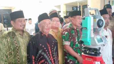 Lembaga Falakiyah Nahdlatul Ulama (LFNU) Gresik saat melakukan rukyatul hilal penentuan 1 Dzulhijjah 1446 Hijriah, Selasa sore di bukit Condrodipo Gresik.