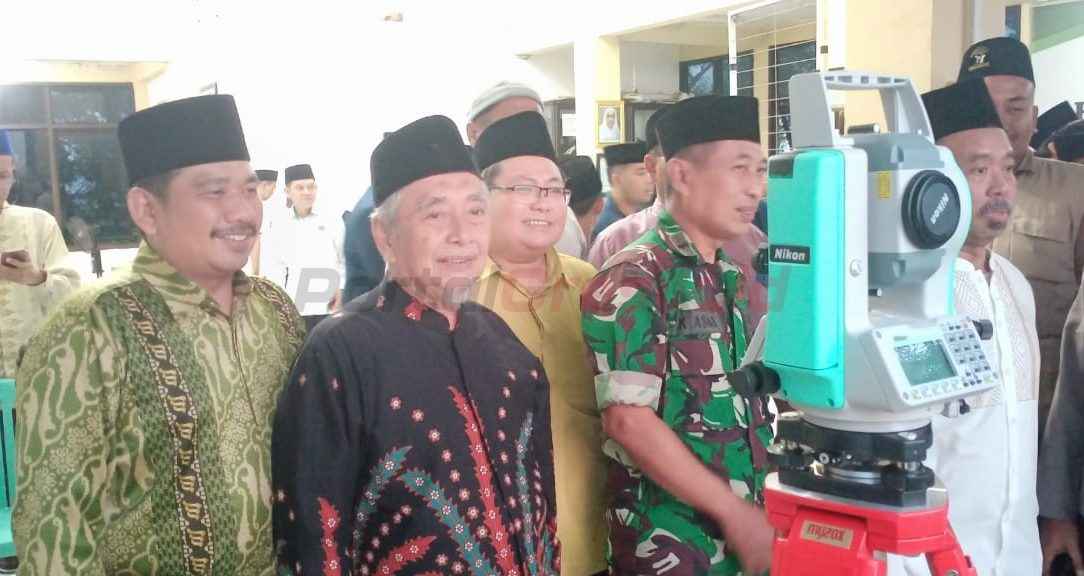 Lembaga Falakiyah Nahdlatul Ulama (LFNU) Gresik saat melakukan rukyatul hilal penentuan 1 Dzulhijjah 1446 Hijriah, Selasa sore di bukit Condrodipo Gresik.