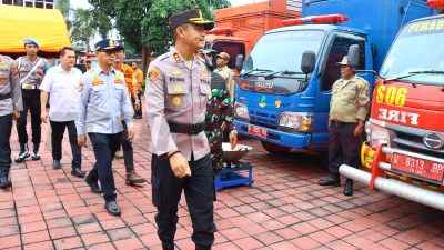 Kapolres Gresik AKBP Rovan Richard Mahenu saat meninjau Apel Gelar Pasukan pada Rabu (28/5/2025) pagi.