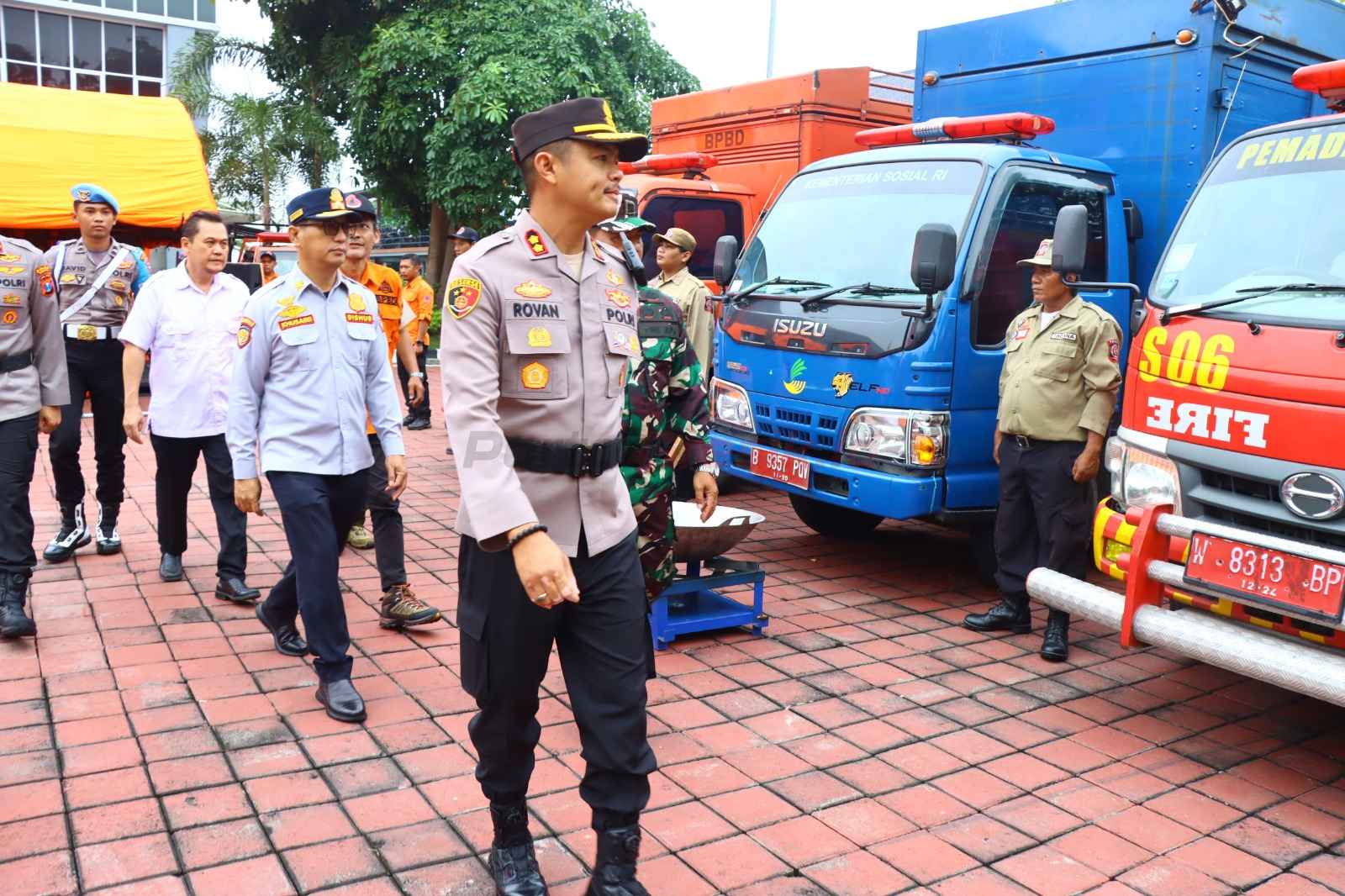 Kapolres Gresik AKBP Rovan Richard Mahenu saat meninjau Apel Gelar Pasukan pada Rabu (28/5/2025) pagi.