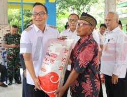 Plt Bupati Gresik Asluchul Alif Salurkan Bantuan untuk Petani Terdampak Puso dan Dukung UMKM Pengolahan Hasil Laut