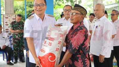 Plt Bupati Gresik Asluchul Alif menyerahkan bantuan benih dan pupuk kepada para petani yang mengalami gagal panen (puso) akibat banjir.