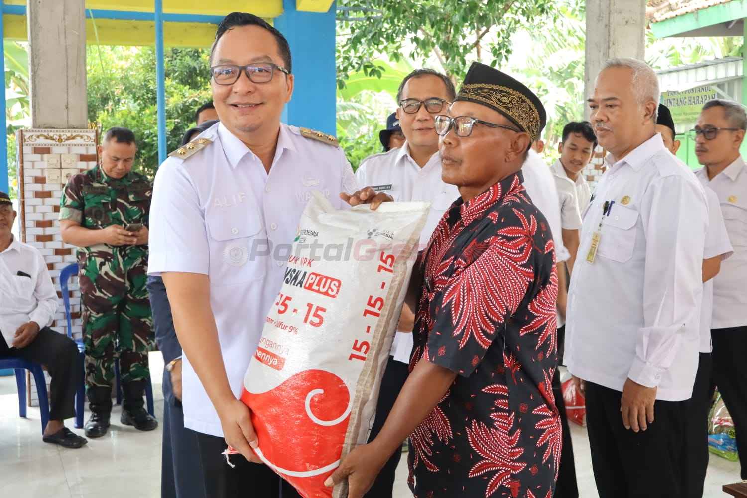 Plt Bupati Gresik Asluchul Alif menyerahkan bantuan benih dan pupuk kepada para petani yang mengalami gagal panen (puso) akibat banjir.