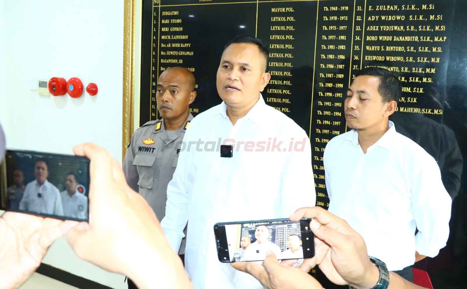 Satuan Reserse Narkoba (Satresnarkoba) Polres Gresik saat menyerahkan oknum Kepala Desa dan Nelayan di Bawean untuk Direhabilitasi di BNNK