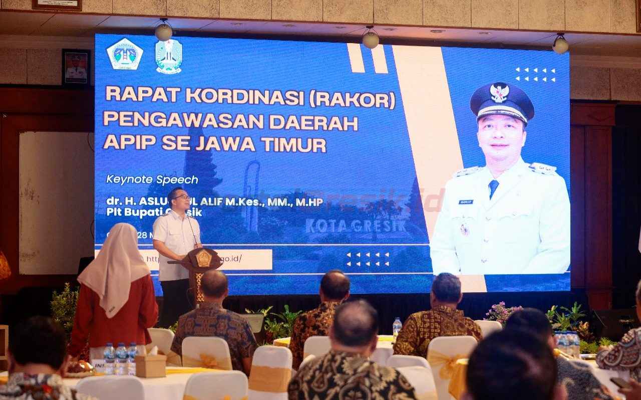 Plt Bupati Gresik Asluchul Alif saat sambutan pembukaan tuan rumah penyelenggaraan Rapat Koordinasi Pengawasan Daerah (Rakorwasda) Aparat Pengawasan Intern Pemerintah (APIP) se-Jawa Timur.