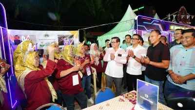 Direktur Operasi Pupuk Indonesia, Dwi Satriyo Annurogo bersama manajemen Petrokimia Gresik dan pejabat terkait saat mengunjungi salah satu tenant UMKM di PetroNite Fest 2025