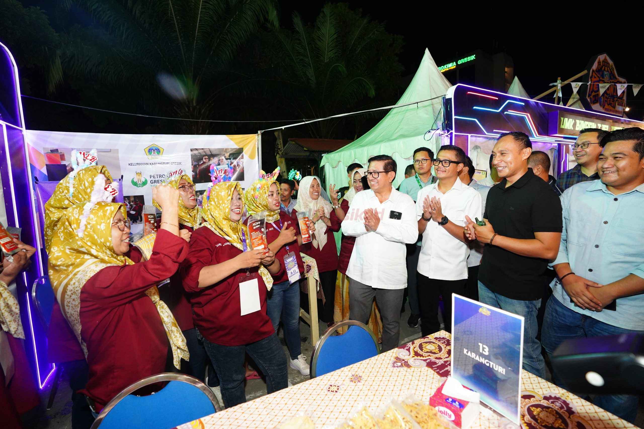 Direktur Operasi Pupuk Indonesia, Dwi Satriyo Annurogo bersama manajemen Petrokimia Gresik dan pejabat terkait saat mengunjungi salah satu tenant UMKM di PetroNite Fest 2025