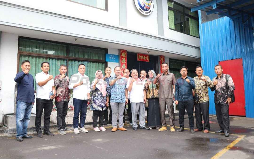 Ketua Komisi IV DPRD Gresik, Muchamad Zaifudin (empat dari kanan) saat turba ke PT Langgeng Buana